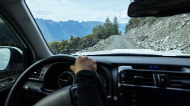 Çin 'in Sichuan eyaletindeki yüksek rakımlı dağlarda off-road araba sürüyorum.