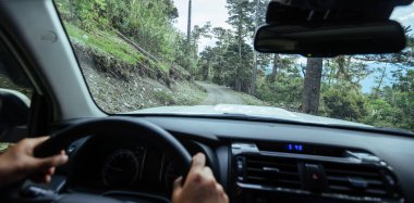 Çin 'in Sichuan eyaletindeki yüksek rakımlı dağlarda off-road araba sürüyorum.