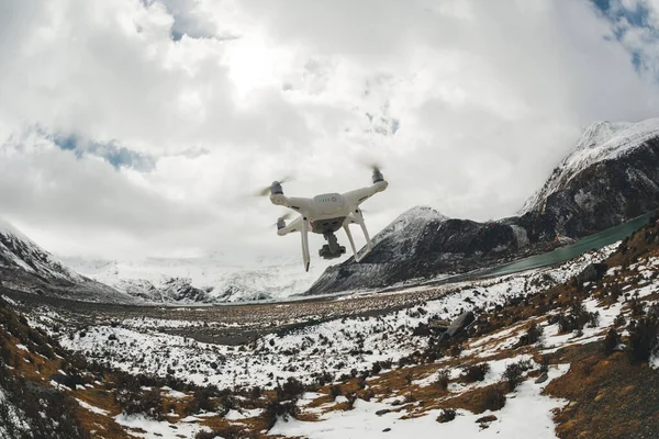 Drone Voador Tirando Fotos Paisagem Tibete China — Fotografia de Stock