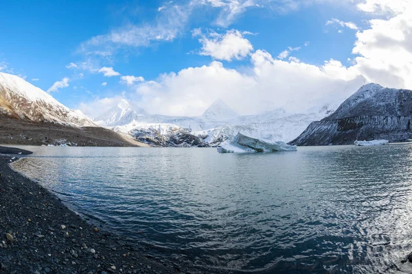 中国西藏的湖泊和冰川山 — 图库照片