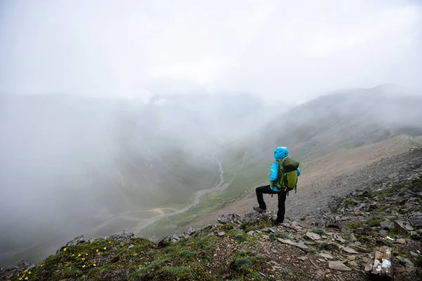 成功的女徒步旅行者在山顶攀岩 — 图库照片