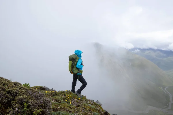 Επιτυχημένη Γυναίκα Πεζοπόρος Πεζοπορία Στην Κορυφή Του Βουνού Στο Τίμπετ — Φωτογραφία Αρχείου