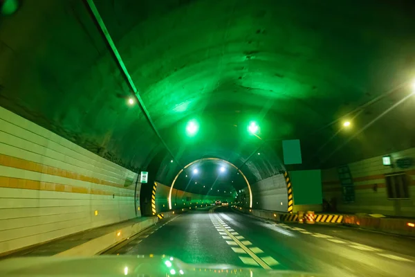 Autorijden Een Tunnel — Stockfoto