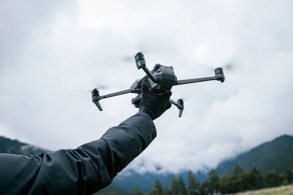 Drone Voador Montanhas Alta Altitude — Fotografia de Stock