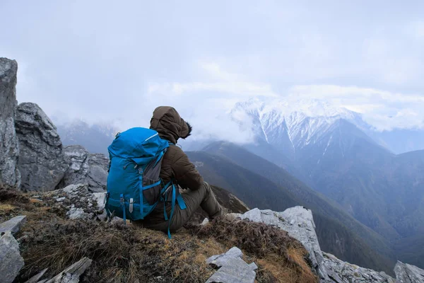 Успешная Женщина Турист Поход Вершине Горы Тибете — стоковое фото