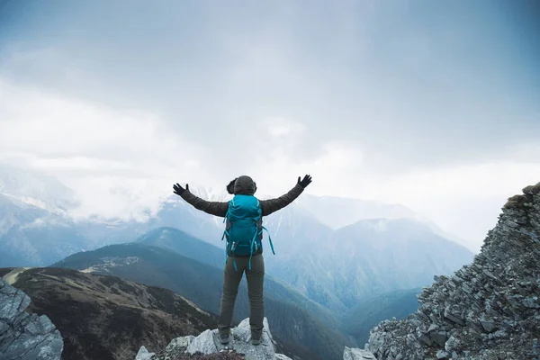 Kobieta Turysta Cieszyć Się Widokiem Szczycie Góry Urwisko Twarz Śnieg — Zdjęcie stockowe