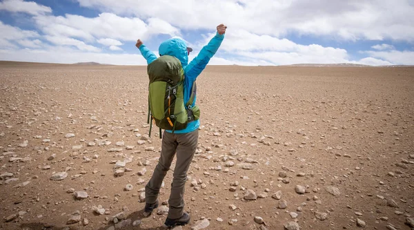 Mujer Excursionista Extendió Las Extremidades Cielo Azul Desierto —  Fotos de Stock