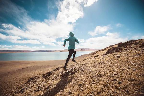 Vrouw Trail Runner Cross Country Hardlopen Aan Het Meer — Stockfoto