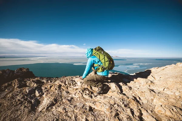 Kobieta Turysta Cieszyć Się Widokiem Szczycie Góry Klif Ege Nad — Zdjęcie stockowe