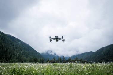 Yükseklerdeki dağlarda uçan dron.
