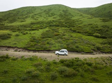 Yüksek rakımlı dağ yolunda araba yolculuğu, Çin