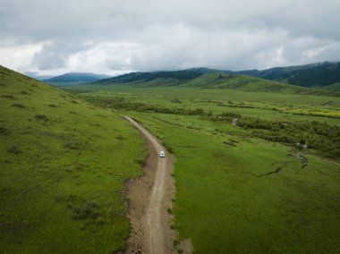 Yüksek rakımlı dağ yolunda araba yolculuğu, Çin