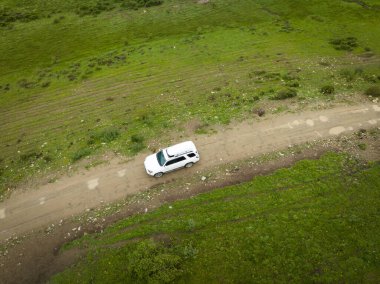 Yüksek rakımlı dağ yolunda araba yolculuğu, Çin