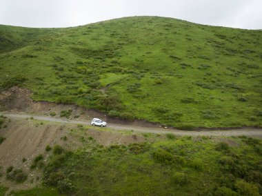 Yüksek rakımlı dağ yolunda araba yolculuğu, Çin