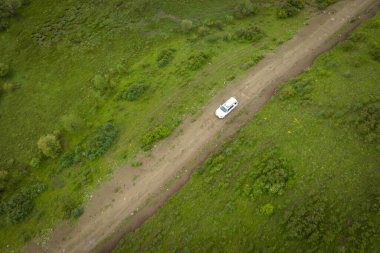 Yüksek irtifada yolculuk güzel otlaklar ve çiçekler, Çin