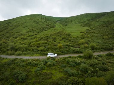 Yüksek rakımlı dağ yolunda araba yolculuğu, Çin
