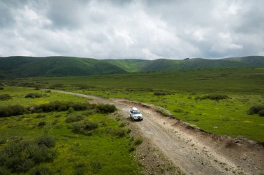 Yüksek rakımlı dağ yolunda araba yolculuğu, Çin