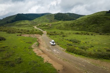 Yüksek rakımlı dağ yolunda araba yolculuğu, Çin