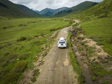 Yüksek rakımlı dağ yolunda araba yolculuğu, Çin