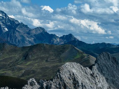 Sichuan, Çin 'deki yüksek irtifa dağ manzarasının güzel manzarası.