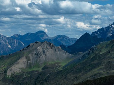 Sichuan, Çin 'deki yüksek irtifa dağ manzarasının güzel manzarası.