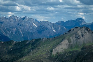 Çin, Sichuan 'daki yüksek rakımlı dağ manzarasının güzel manzarası.