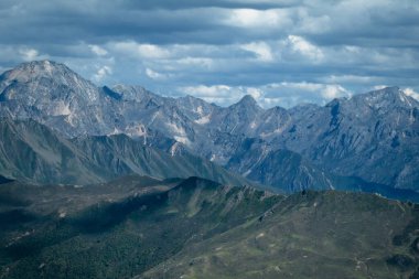 Çin, Sichuan 'daki yüksek rakımlı dağ manzarasının güzel manzarası.