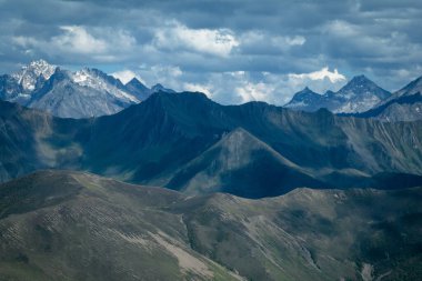 Çin, Sichuan 'daki yüksek rakımlı dağ manzarasının güzel manzarası.