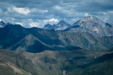 Çin, Sichuan 'daki yüksek rakımlı dağ manzarasının güzel manzarası.