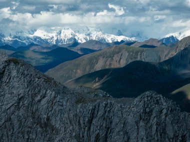 Sichuan, Çin 'deki yüksek irtifa dağ manzarasının güzel manzarası.