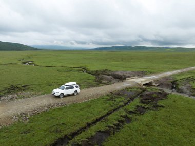 Yüksek rakımlı dağ yolunda araba yolculuğu, Çin