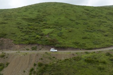 Yüksek rakımlı dağ yolunda araba yolculuğu, Çin