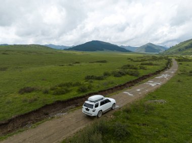 Yüksek rakımlı dağ yolunda araba yolculuğu, Çin