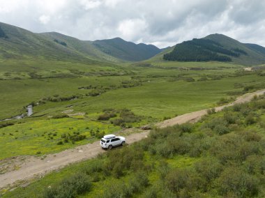 Yüksek rakımlı dağ yolunda araba yolculuğu, Çin