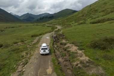 Yüksek rakımlı dağ yolunda araba yolculuğu, Çin