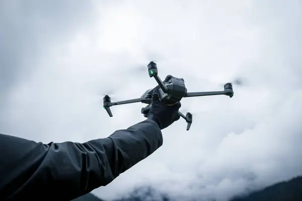 Drone Voador Montanhas Alta Altitude — Fotografia de Stock