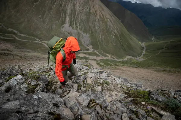 Mujer Senderista Cima Montaña Gran Altitud — Foto de Stock