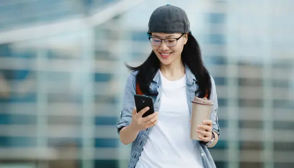 Människor Använder Mobiltelefon Promenader Med Kaffekopp Handen — Stockfoto