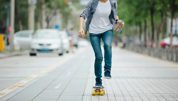 Vrouw Met Koffiekopje Hand Skateboarden Straat — Stockfoto