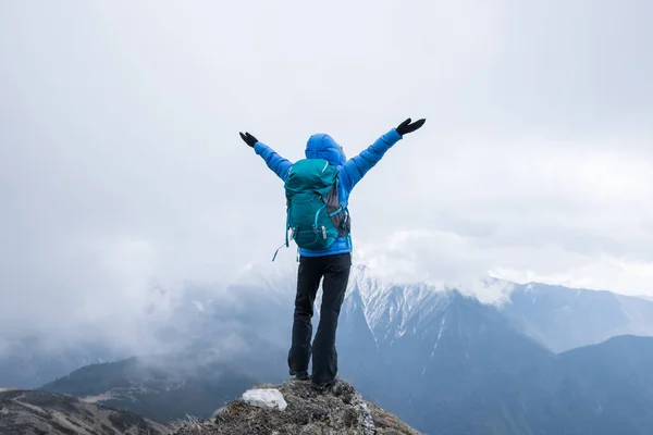 Vrouw Wandelaar Genieten Van Het Uitzicht Bergtop Klif Rand Gezicht — Stockfoto