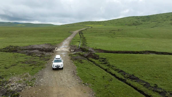 Yüksek rakımlı dağ yolunda araba yolculuğu, Çin