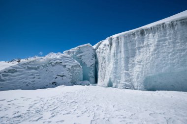 Tibet, Çin 'de büyük bir buzulun ve mavi gökyüzünün manzarası