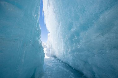 Tibet, Çin 'de büyük bir buzulun ve mavi gökyüzünün manzarası