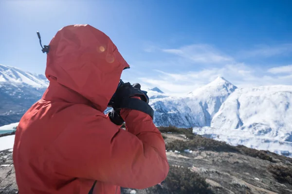 Kışın Hugh Buzulu Dağında Yürüyüş Yapan Kadın Yürüyüşçü Çin — Stok fotoğraf