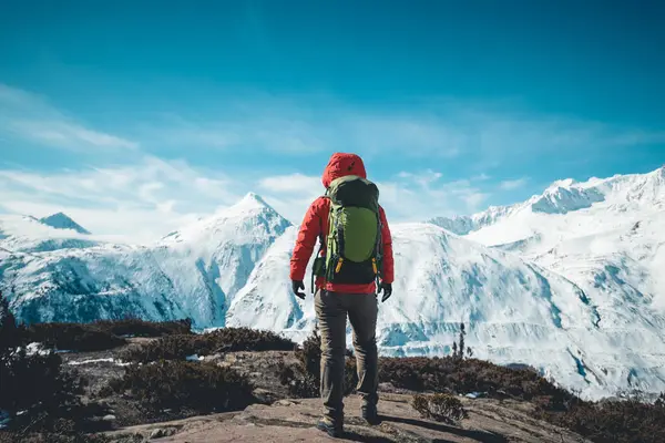 Mujer Excursionista Senderismo Invierno Enorme Montaña Glaciar China — Foto de Stock