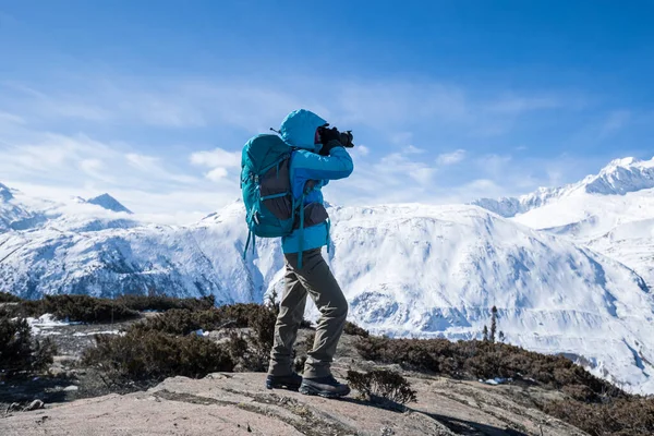 Donna Escursionista Escursioni Inverno Enorme Montagna Ghiacciaio Cina — Foto Stock