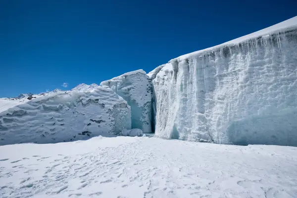 Tibet, Çin 'de büyük bir buzulun ve mavi gökyüzünün manzarası