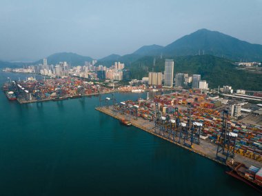 Shenzhen, Çin - 29 Temmuz 2022: Shenzhen şehrindeki Yantian uluslararası konteyner terminalinin havadan görünüşü