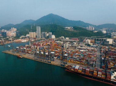 Shenzhen, Çin - 29 Temmuz 2022: Shenzhen şehrindeki Yantian uluslararası konteyner terminalinin havadan görünüşü