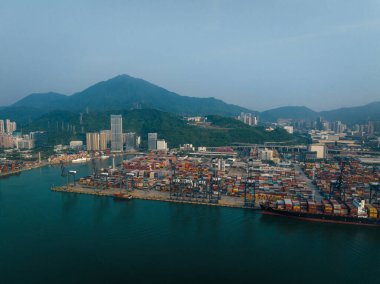 Shenzhen, Çin - 29 Temmuz 2022: Shenzhen şehrindeki Yantian uluslararası konteyner terminalinin havadan görünüşü